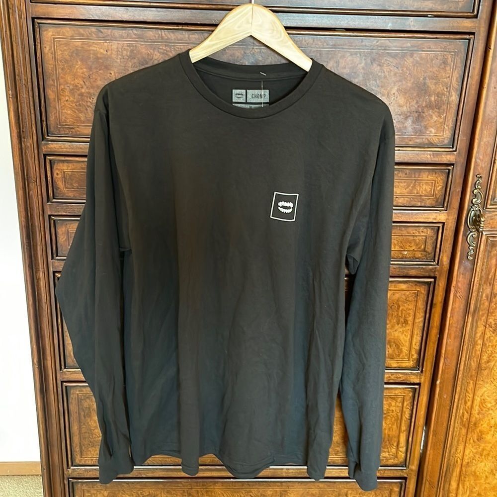 NWT Chomp mens skating tee shirt